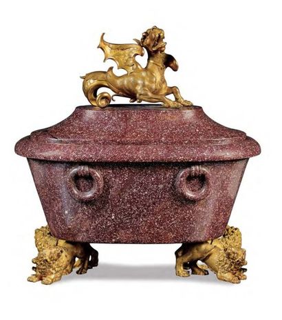 Rome, probablement XVIIe/XVIIIe siècle Urne couverte en porphyre l'urne en porphyre...