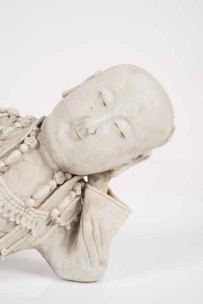 null Statuette d’enfant allongé Chine - Époque KANGXI (1662 - 1722) Biscuit partiellement...