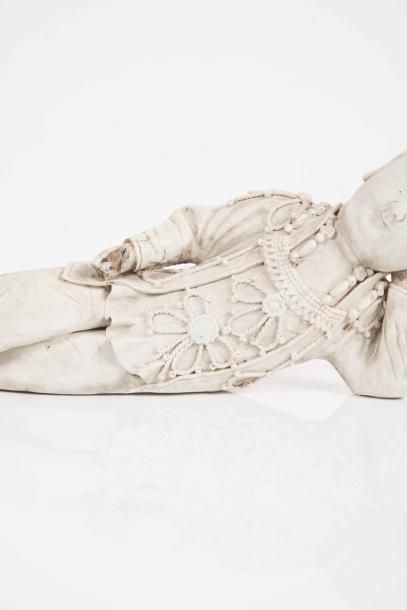 null Statuette d’enfant allongé Chine - Époque KANGXI (1662 - 1722) Biscuit partiellement...