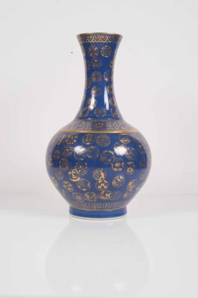 null Vase de forme shangping Chine - XXe siècle Porcelaine émaillée bleu poudré à...