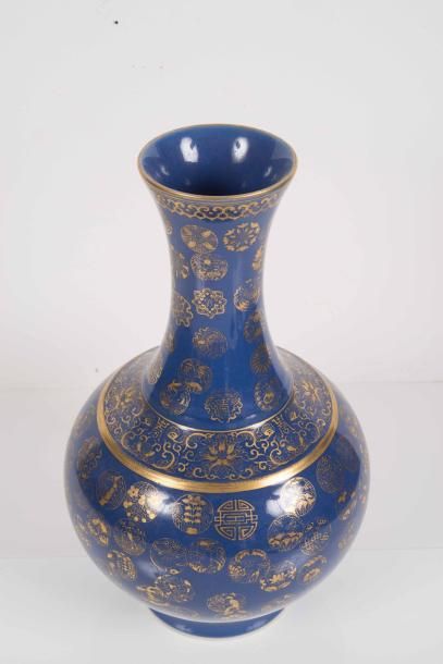 null Vase de forme shangping Chine - XXe siècle Porcelaine émaillée bleu poudré à...