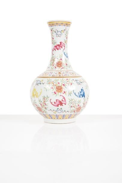 null Vase de forme shangping Chine - XXe siècle Porcelaine décorée en émaux polychromes...