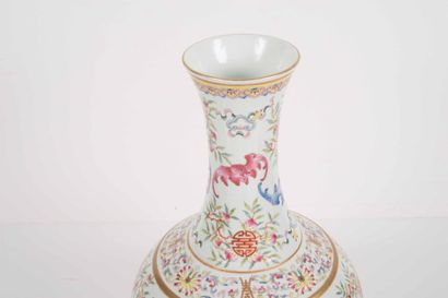 null Vase de forme shangping Chine - XXe siècle Porcelaine décorée en émaux polychromes...