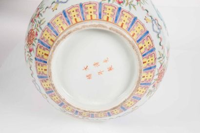 null Vase de forme shangping Chine - XXe siècle Porcelaine décorée en émaux polychromes...