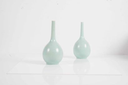 null Paire de vases bouteilles en porcelaine émaillée bleu dit «clair de lune» Chine...