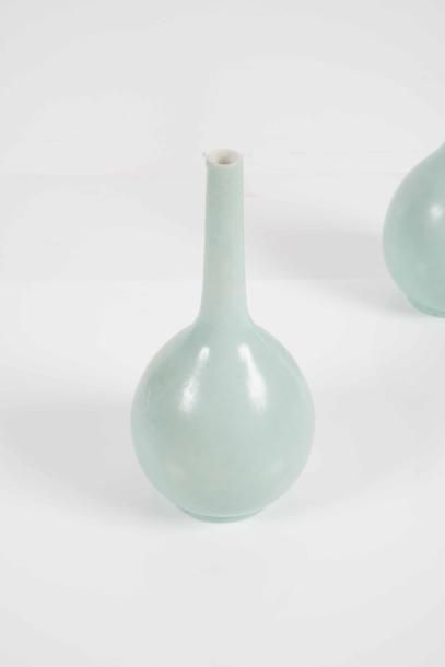 null Paire de vases bouteilles en porcelaine émaillée bleu dit «clair de lune» Chine...