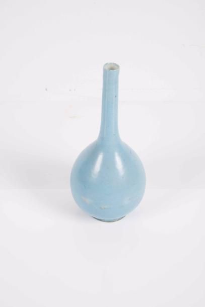 null Vase bouteille en porcelaine émaillée bleu dit «clair de lune» Chine - Époque...
