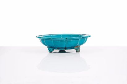 null Coupe tripode polylobée en porcelaine à couverte turquoise Chine - XIXe siècle...