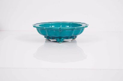 null Coupe tripode polylobée en porcelaine à couverte turquoise Chine - XIXe siècle...