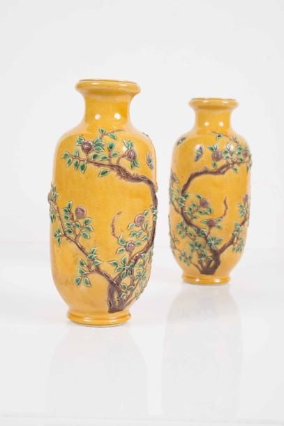 null Paire de vases en porcelaine à décor émaillé en relief Chine - XXe siècle Chacun...