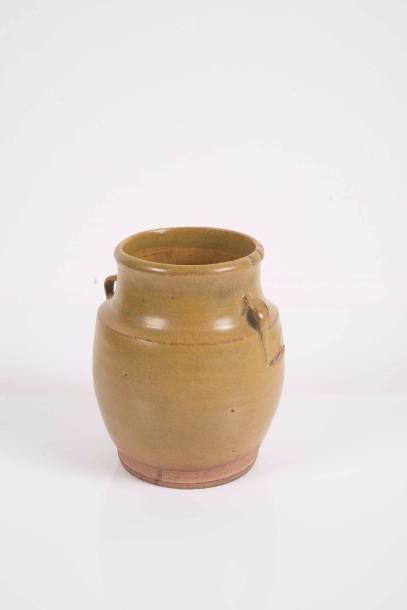 null Vase balustre en grès émaillé poudre de thé, à deux petites anses Chine - Époque...