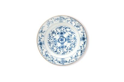 null Deux paires d’assiettes en porcelaine bleu blanc Chine - XVIIIe siècle Pour...