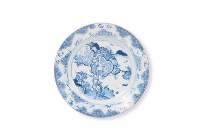 null Suite de trois assiettes en porcelaine bleu blanc Chine - Époque KANGXI (1662-1722)...