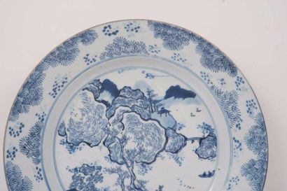 null Suite de trois assiettes en porcelaine bleu blanc Chine - Époque KANGXI (1662-1722)...