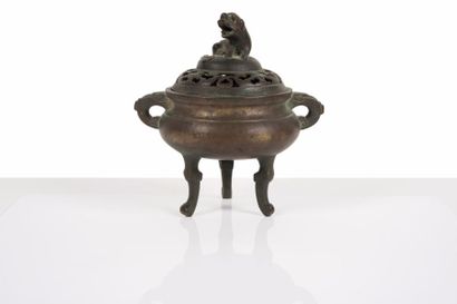 null Quatre brûle-parfums tripodes Chine - XIXe siècle Bronze à patine brune, trois...