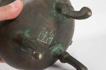 null Quatre brûle-parfums tripodes Chine - XIXe siècle Bronze à patine brune, trois...