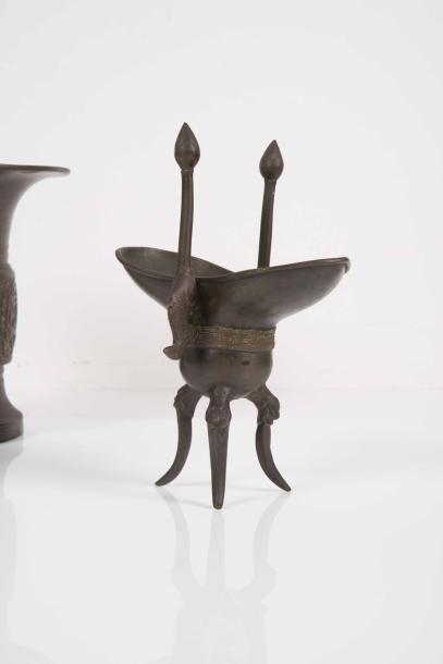 null Vase Gu et verseuse tripode Jue en bronze Chine - XIXe siècle Le premier de...