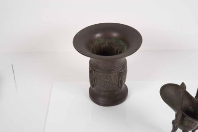 null Vase Gu et verseuse tripode Jue en bronze Chine - XIXe siècle Le premier de...