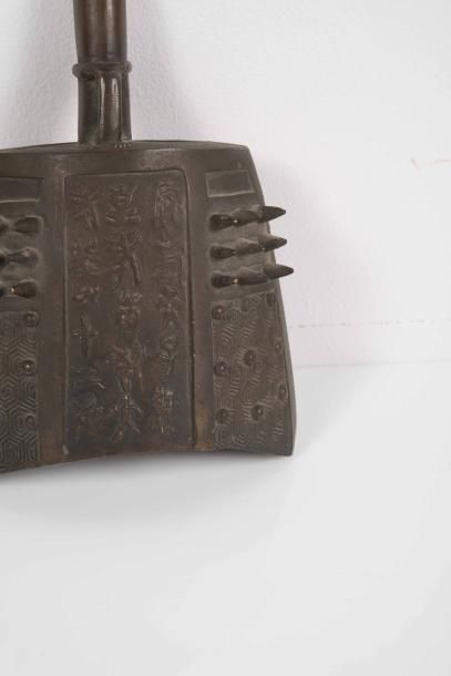 null Cloche en bronze archaïsante Chine - XIXe siècle Portant au centre une inscription...