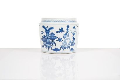 null Pot en porcelaine Chine - Époque KANGXI (1662 - 1722) Décorée en bleu sous couverte...