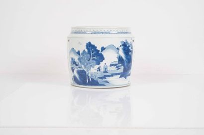 null Pot en porcelaine Chine - Époque KANGXI (1662 - 1722) Décorée en bleu sous couverte...