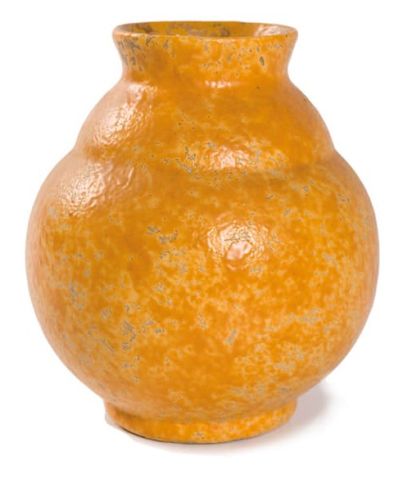 Delphin MASSIER (1836-1907) Vase de forme ovoïde à col ouvert en céramique jaune....