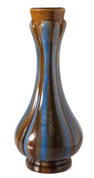 L. G. Grand vase de forme balustre en céramique jaspée dans les bruns et bleus. Signé...
