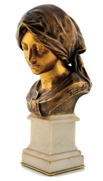 Fernand CIAN (c.1886-?) Buste de jeune paysanne. Sujet en bronze doré sur socle à...