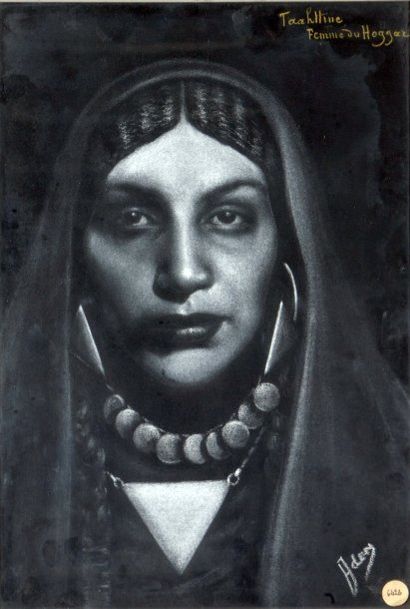 ADEN Taahtine - Femme du Hoggar. Pastel. Signé en bas à droite. 46 x 31 cm.