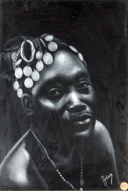 ADEN Portrait de femme africaine. Pastel. Signé en bas à droite. 47 x 32 cm.