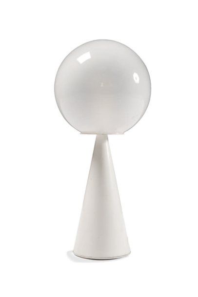 - Gio PONTI (1891-1979) Lampe à poser modèle Bilia. Métal laqué blanc, verre opalin....
