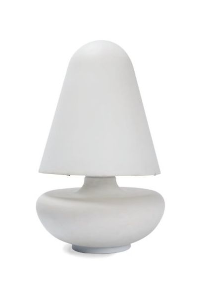 - TRAVAIL ITALIEN Lampe à poser. Verre opalescent. H. : 69 cm. Circa 1965.