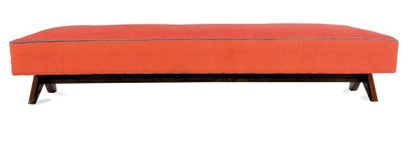 - PIERRE JEANNERET (1896-1967) Lit de repos. Teck, tissu orange. 38 x 193.5 x 96...