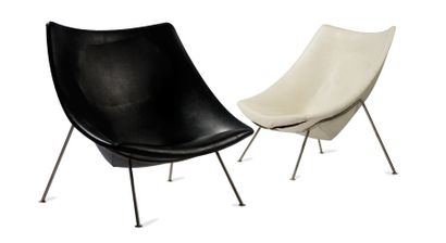 - Pierre PAULIN (1927-2009) Suite de deux fauteuils modèle Oyster. Acier chromé,...