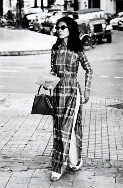 RENE BURRI (Né en 1933) Vietnam du Sud, 1965. Tirage argentique d'époque, tampon...