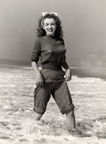 ANDRE DE DIENES (1913-1985) Marylin Monroe, 1946. Tirage argentique d'époque, tampon...