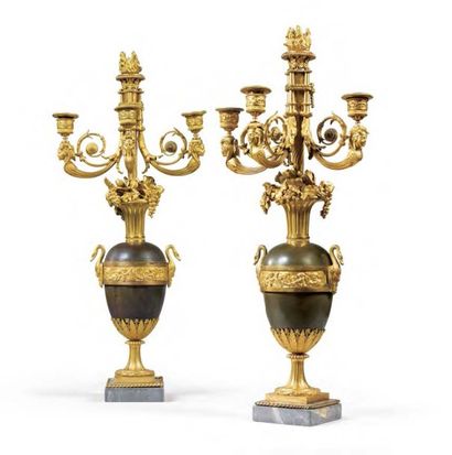 null Paire de candélabres aux vases en bronze patiné et doré de la fin du XVIIIe...