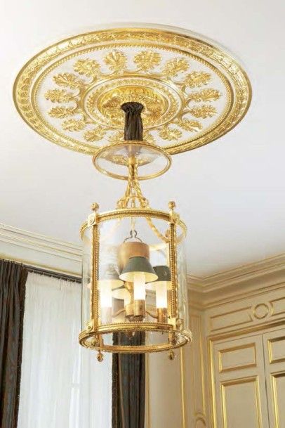 null Lanterne circulaire en bronze doré de style Louis XVI à quatre lumières, ciselée...