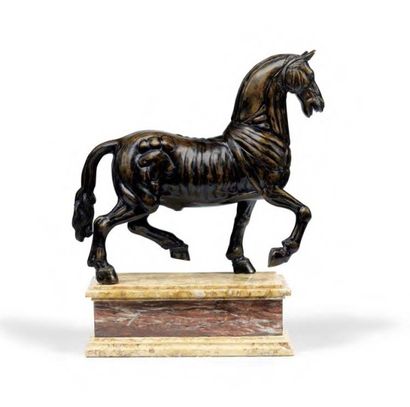 Italie, XIXe siècle, dans le style de la Renaissance Cheval écorché au pas en bronze...
