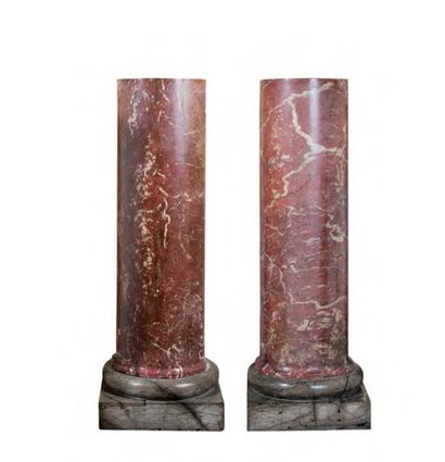 Italie, probablement fin XVIIIe siècle Paire de colonnes en marbre rouge; les bases...
