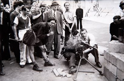 HENRI CARTIER-BRESSON (1908-2004) Libération de Paris, 1945. Tirage argentique postérieur,...