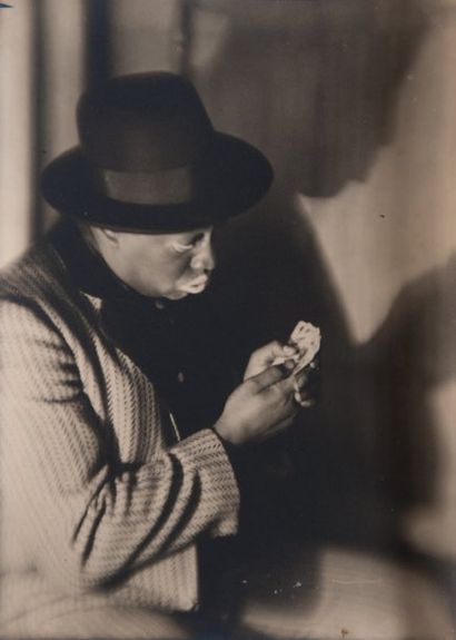 GERMAINE KRULL (1897-1985) attribué à Joueur de cartes, c.1930. Tirage argentique...