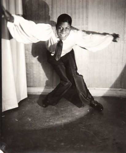 GERMAINE KRULL (1897-1985) Le danseur Earl Tucker, c. 1929. Tirage argentique d'époque....
