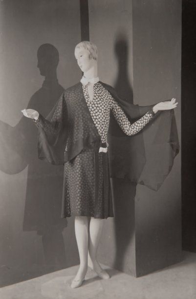 GERMAINE KRULL (1897-1985) Mannequin dans une vitrine, c.1930. Tirage argentique...