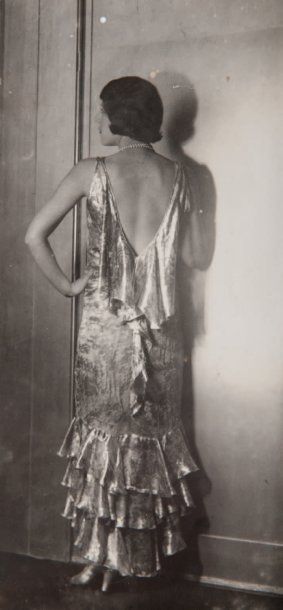 GERMAINE KRULL (1897-1985) Modèle en robe de soirée, c.1930. Tirage argentique d'époque,...