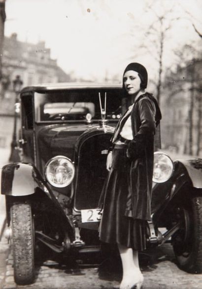 GERMAINE KRULL (1897-1985) Elégante et automobile, c.1930. Tirage argentique d'époque,...
