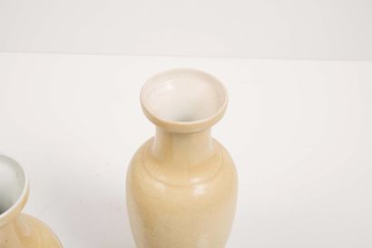 null Paire de vases en porcelaine à couverte jaune-beige clair et décor incisé



Chine,...