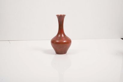 null Vase en bronze à patine rouge marbrée



Japon, époque Meiji ?



H : 23 cm