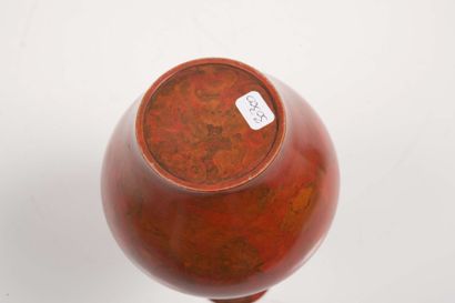 null Vase en bronze à patine rouge marbrée



Japon, époque Meiji ?



H : 23 cm