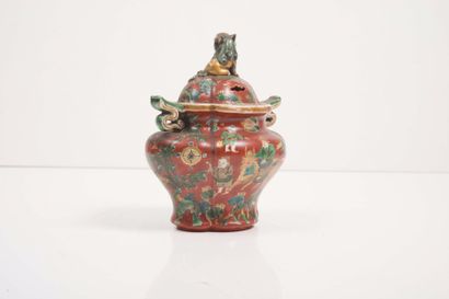 null Brûle-parfum couvert en porcelaine kutani

Japon, fin XIXème/début XXème siècle



Marque...